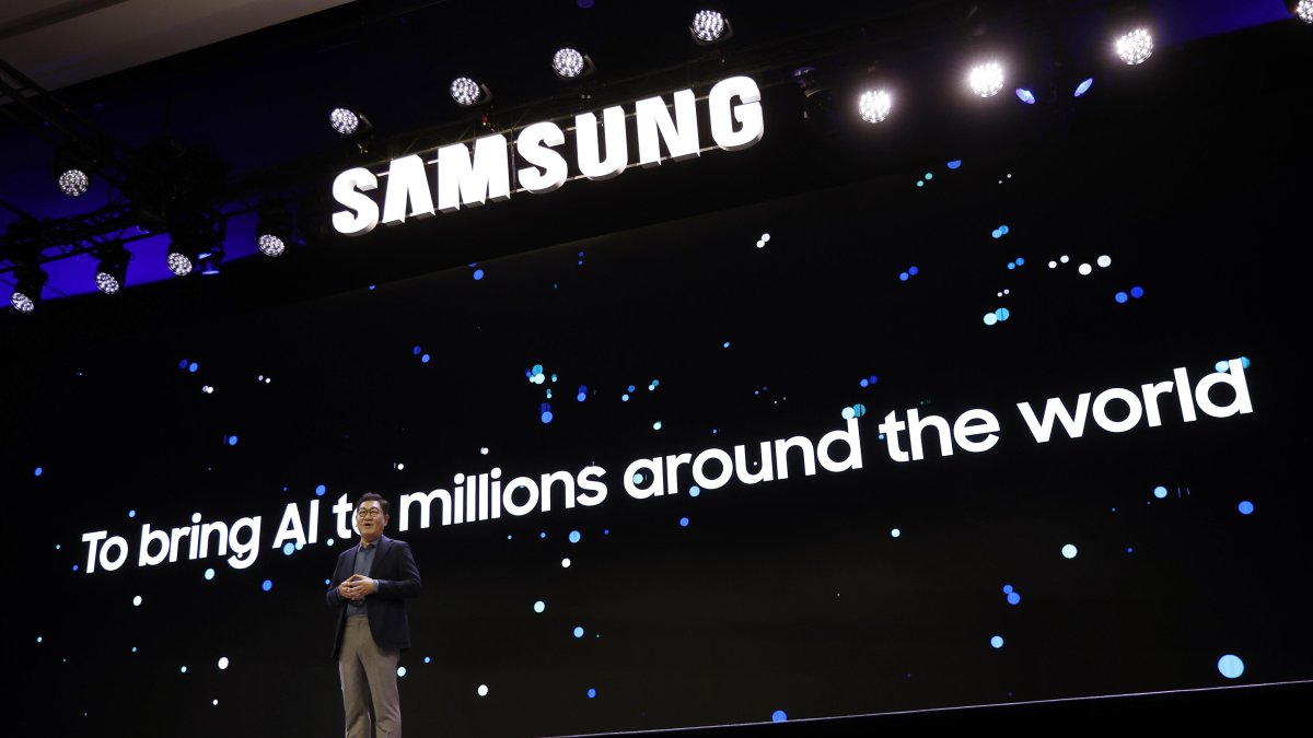 El director ejecutivo de Samsung Electronics, JH Han, habla durante una conferencia de prensa