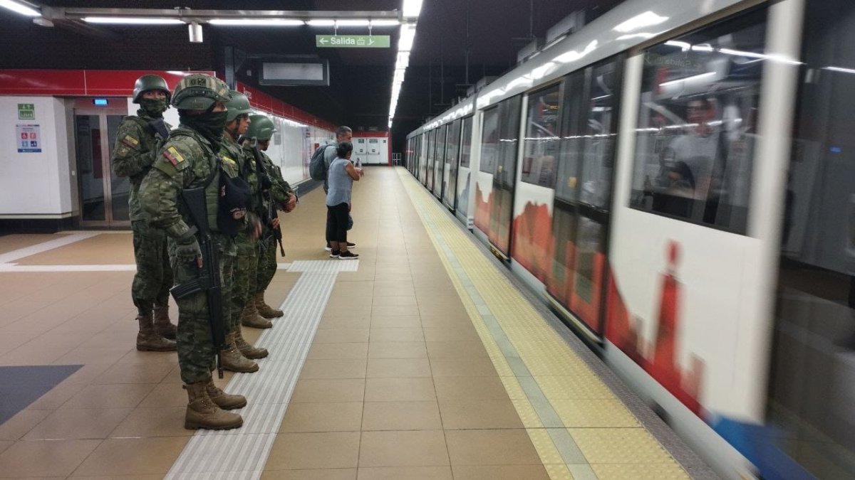 El Metro de Quito permanece militarizado.