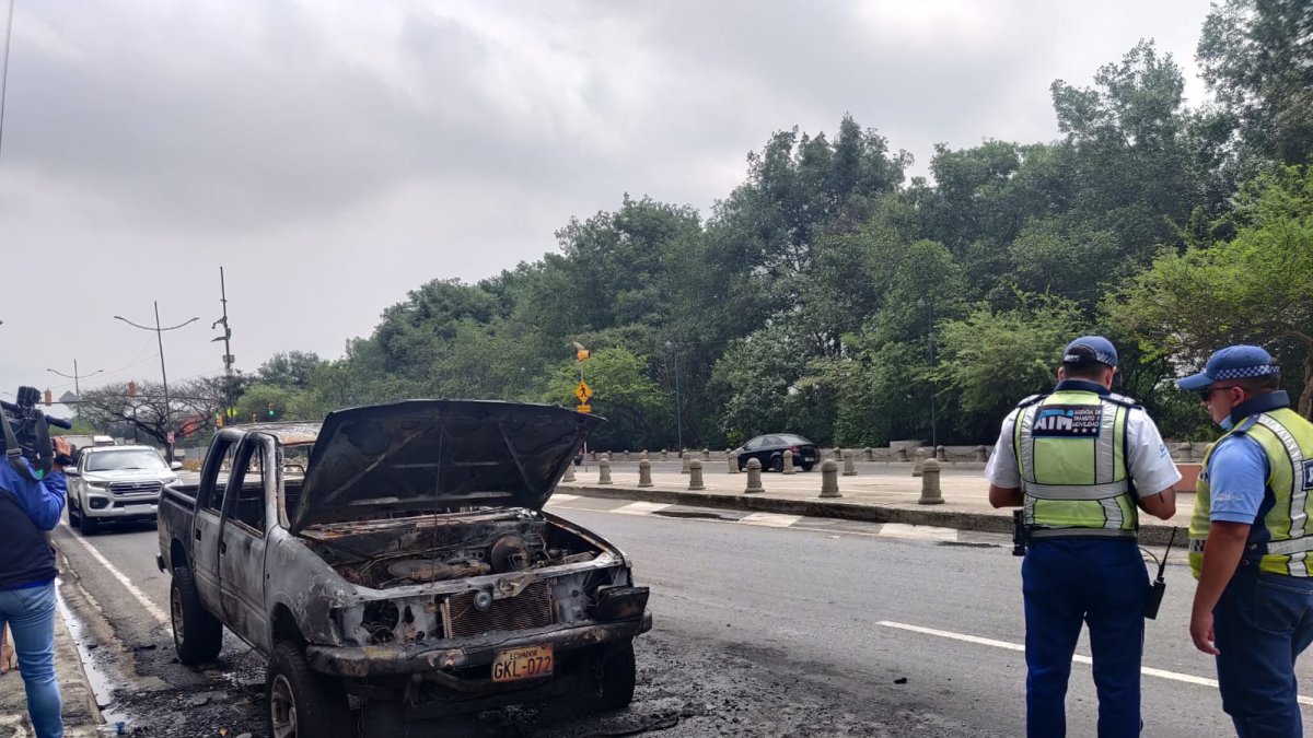 Bomberos sofocaron las llamas del vehículo, la mañana de este martes 9 de enero.
