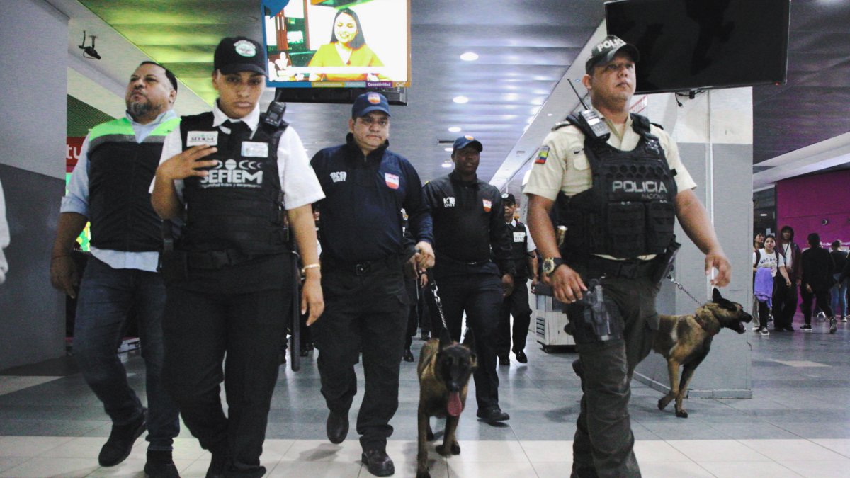 Agentes de la Policía Nacional patrullan el interior del Terminal Terrestre de Guayaquil.