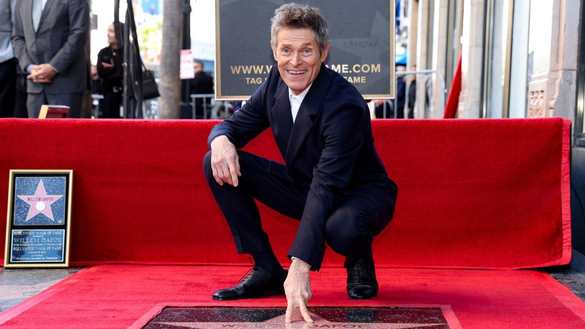 Willem Dafoe presenció con emoción cómo su nombre quedaba inmortalizado en el famoso bulevar. Su trayectoria incluye cuatro nominaciones al Oscar, un premio BAFTA y cuatro Globos de Oro.