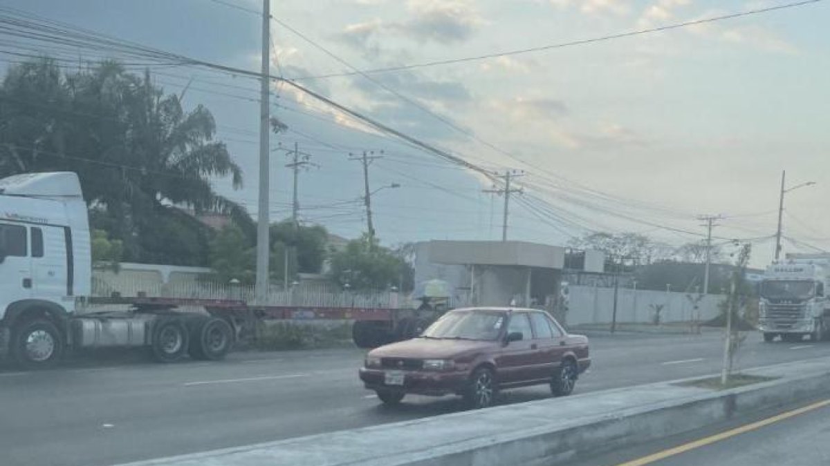 Vehículos pesados se estacionan en plena vía sin espacio de parqueo.