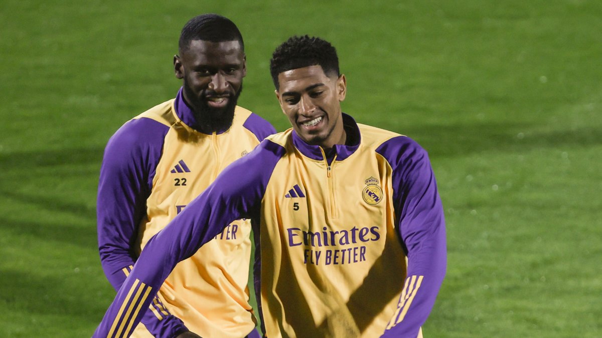 El centrocampista inglés del Real Madrid Jude Bellingham (d) y el defensa alemán Antonio Rüdiger (i) participan en el entrenamiento de Real Madrid.