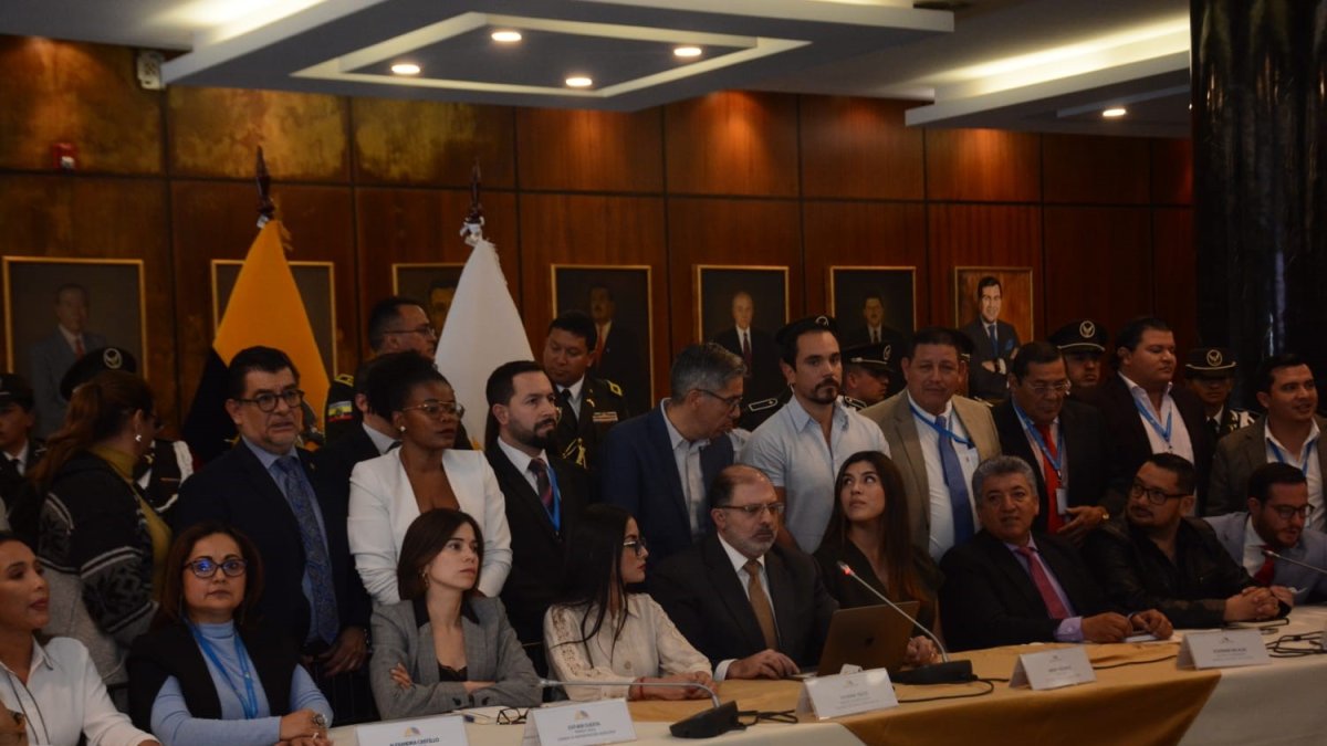 Posición. El presidente de la Asamblea Henry Kronfle anunció la posición del Legislativo ante la crisis.