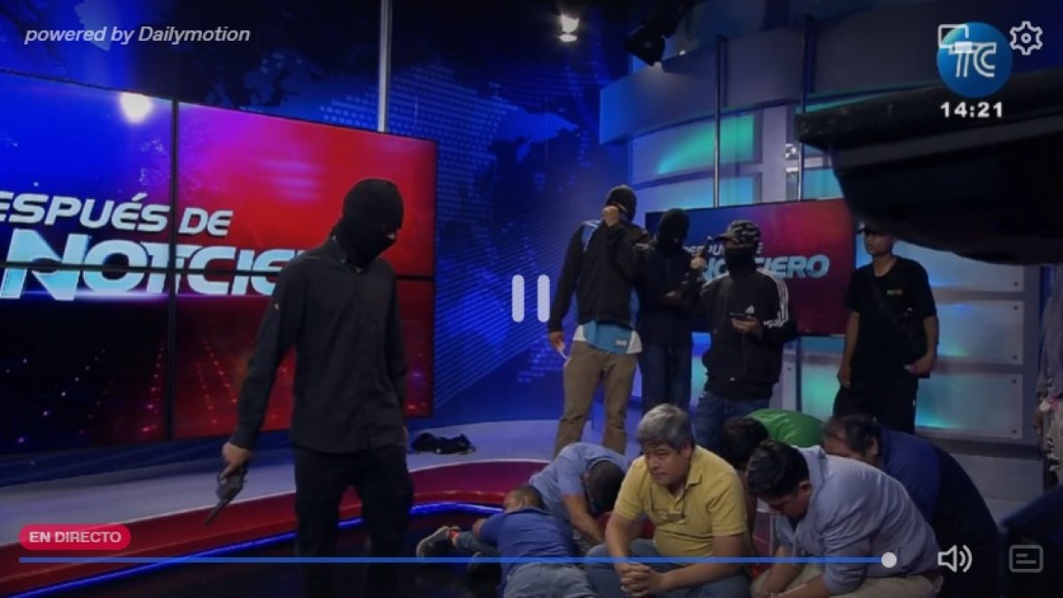 Un grupo de delincuentes ingresa a dos canales de televisión, en pleno programa en vivo.