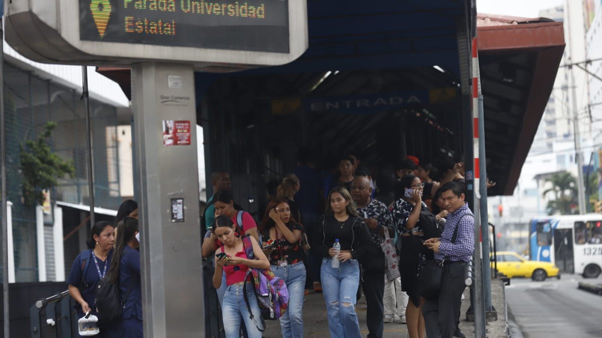 Ciudadanos esperaban por unidades de Metrovía, la tarde de este martes 9 de enero.
