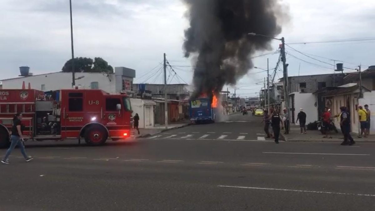 Un bus de transporte público se incendió cerca del Parque Ecológico de Machala