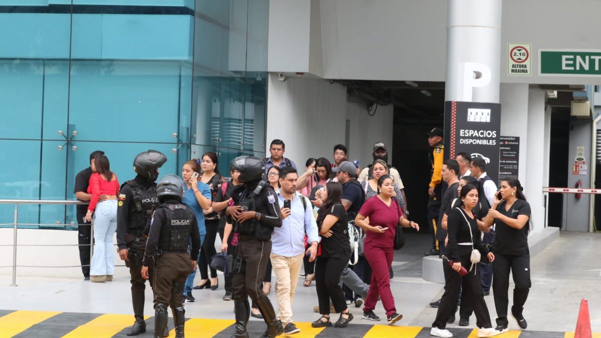 Cuatro de los cinco capturados fueron esposados y subidos a patrullas policiales.
