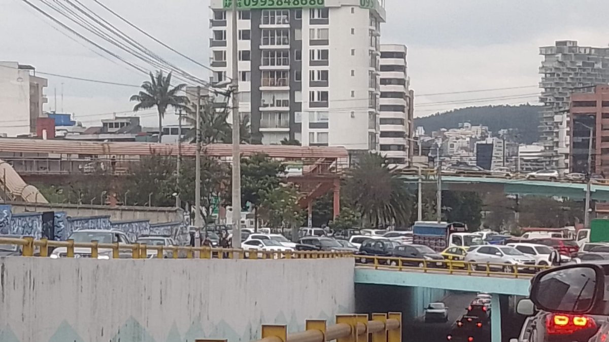 En la avenida 10 de agosto se registra fuerte congestión vehicular.