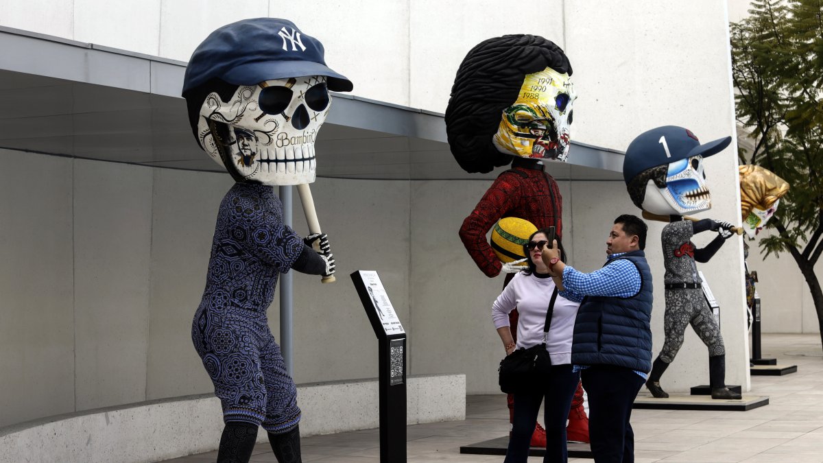 Visitantes observan algunas de las piezas que hacen parte de la exposición 'Almas Creativas', del artista César Menchaca