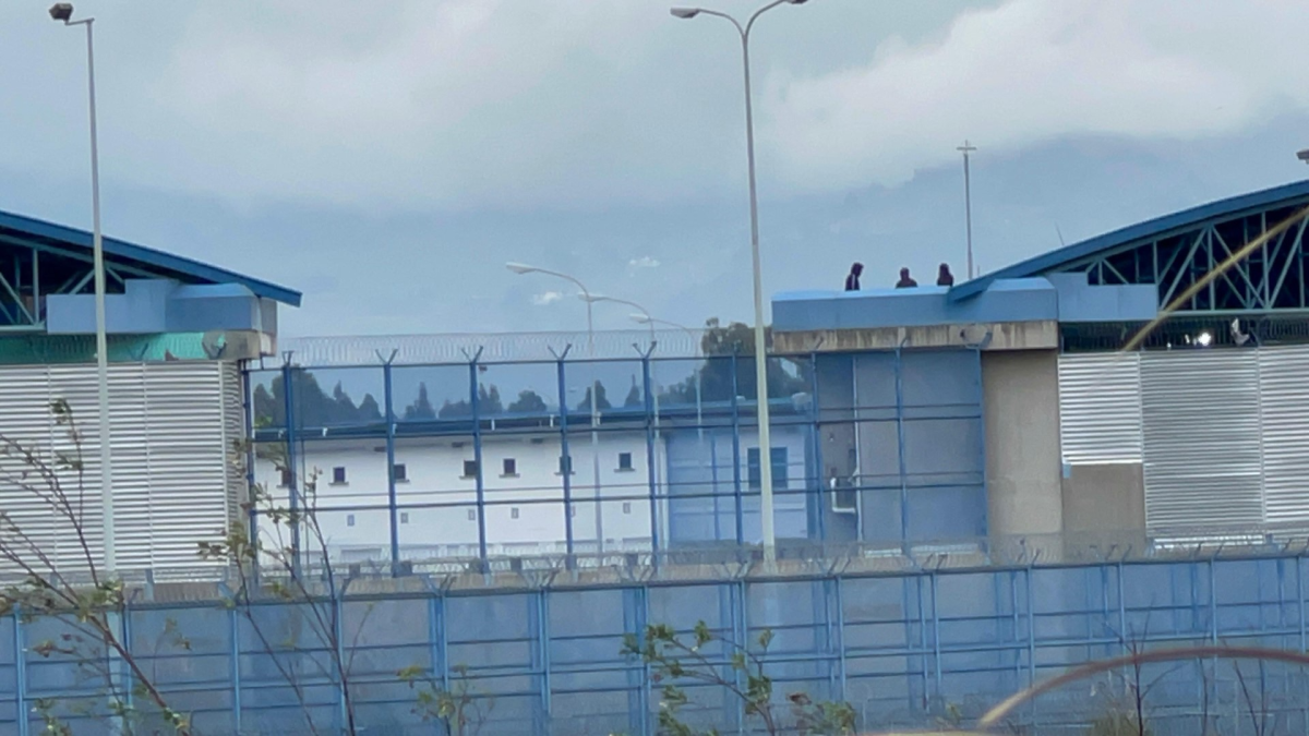 Situación. Los privados de libertad se subieron a los techos.