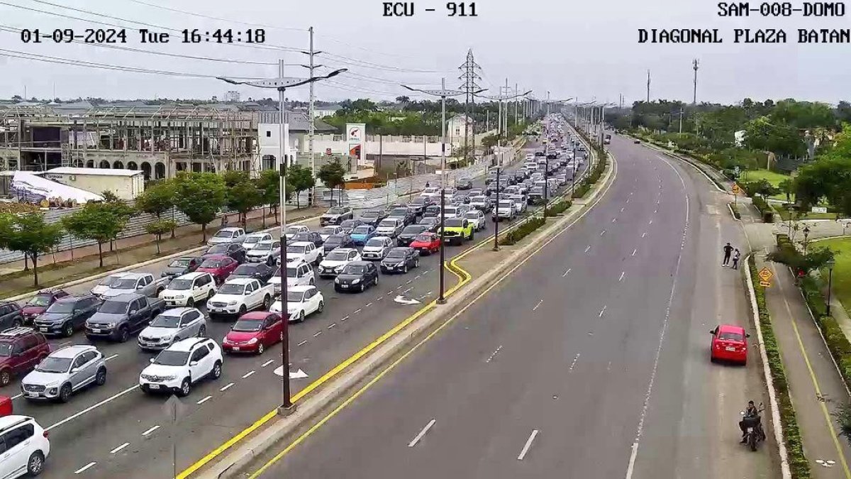 El carril son sentido sur a norte se encuentra congestionado.