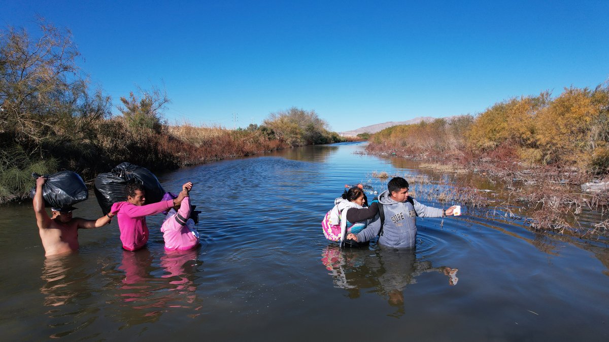 Ciudad Juárez. Migrantes cruzan el Río Bravo en las cercanías del muro que separa la frontera estadounidense.