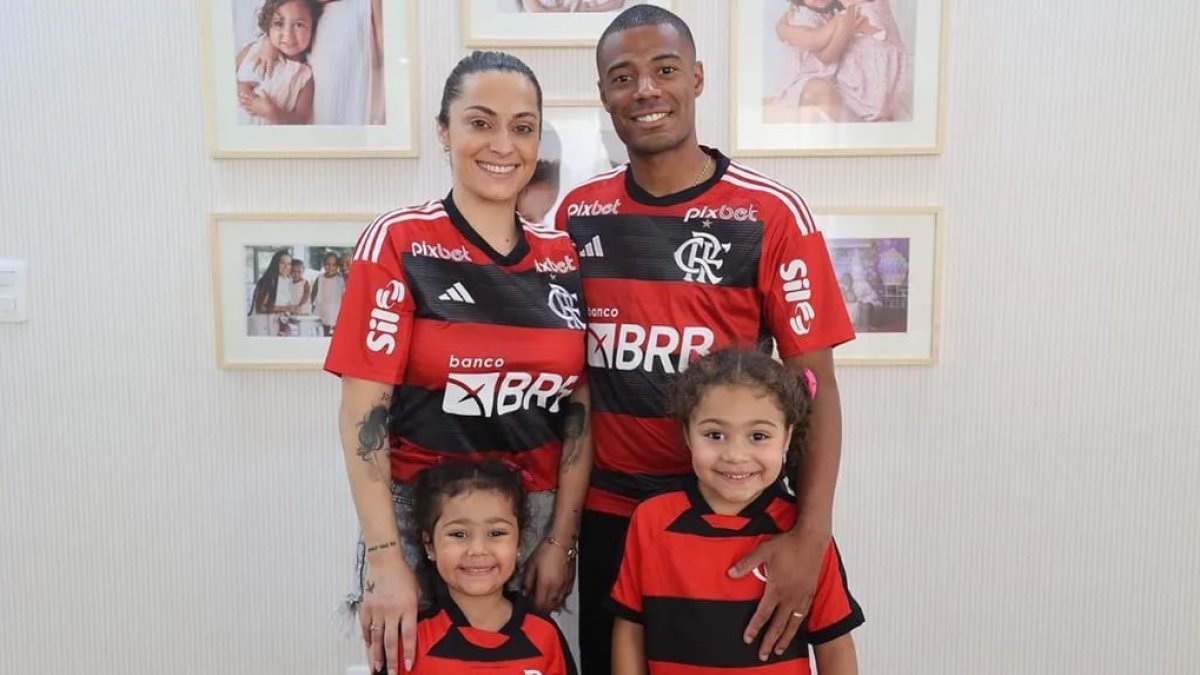 Nicolás de la Cruz (d) junto a su esposa y dos hijas.