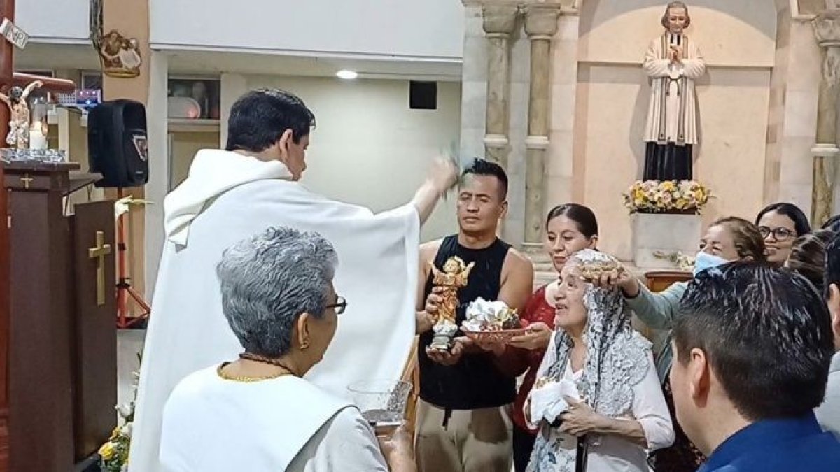 Acto. Feligreses celebraron al Divino Niño un acto litúrgico.