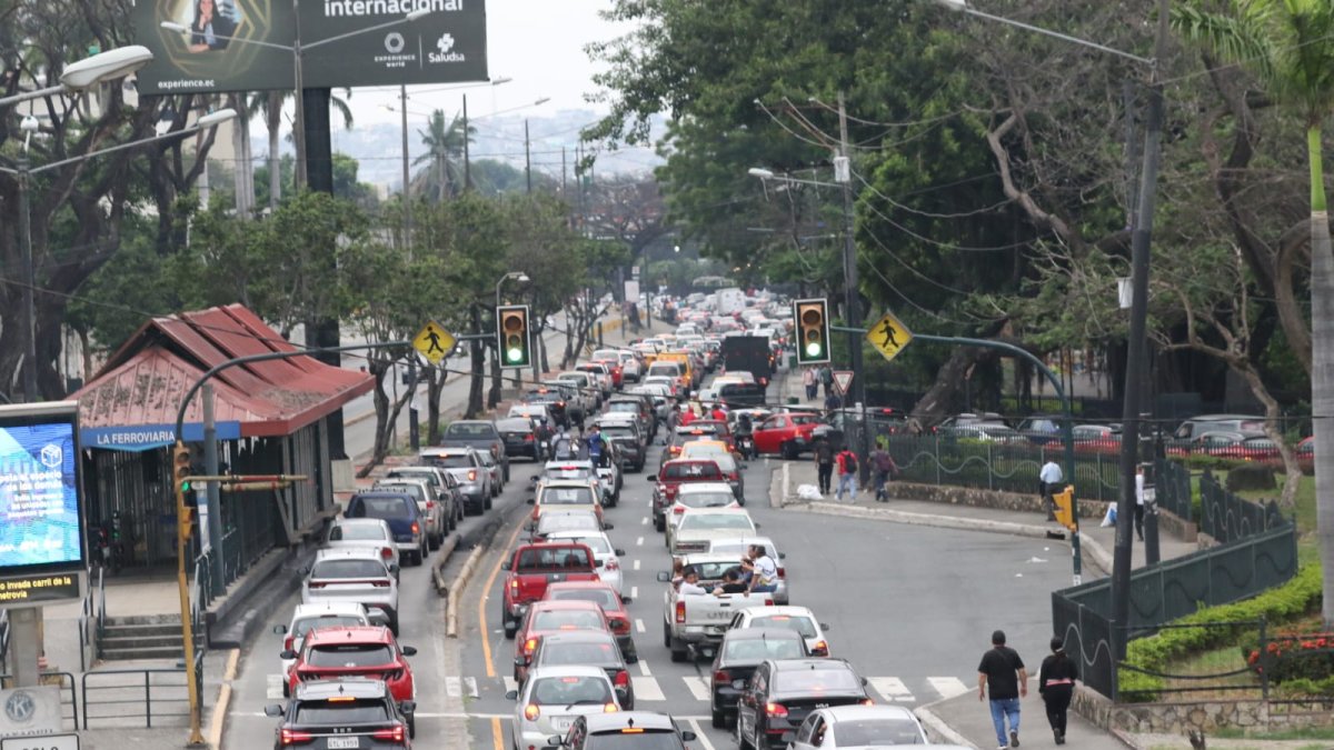 Decenas de vehículos ingresaron al carril exclusivo de la Metrovía en la avenida Carlos Julio Arosemena, la tarde del martes 9.