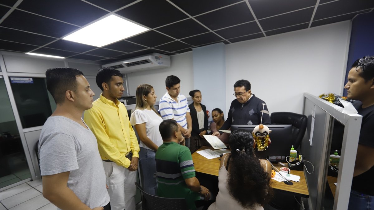 Atención. Docente de la Universidad de Guayaquil da un asesoramiento, acompañado de sus estudiantes