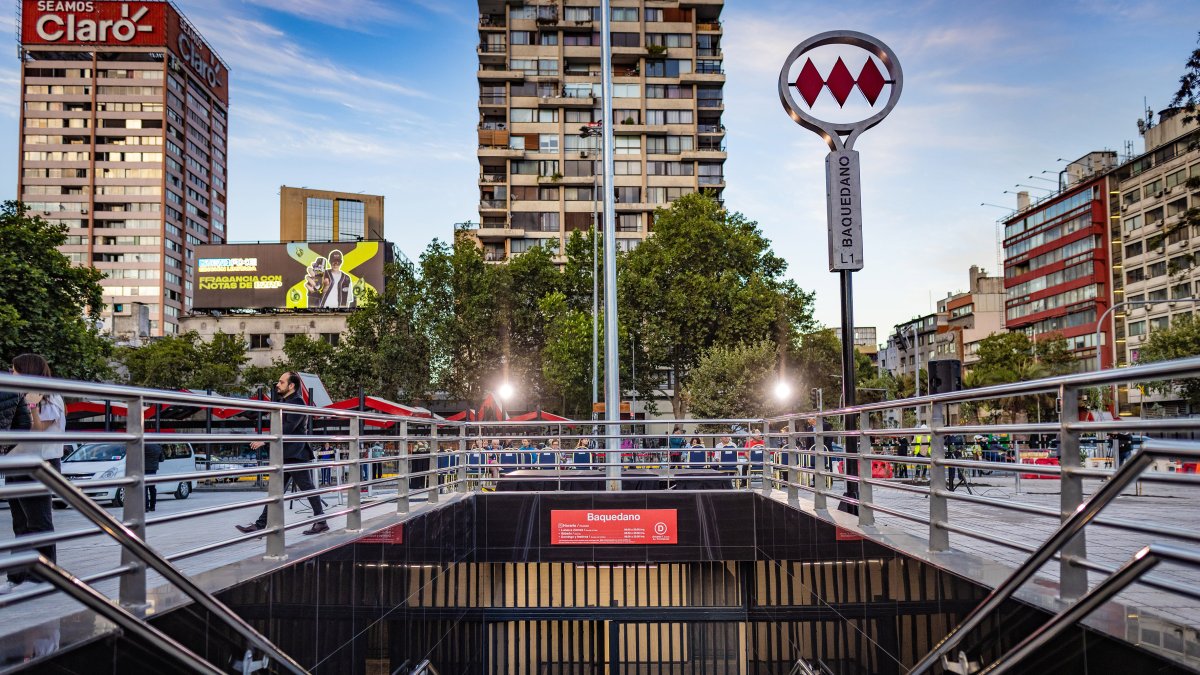 El acceso principal a la emblemática estación Baquedano del Metro de Santiago, cerrada desde el 18 de octubre de 2019.