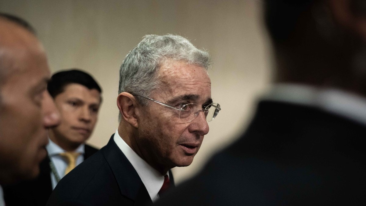 Fotografía de archivo fechada el 8 de octubre de 2019 que muestra al expresidente de Colombia Álvaro Uribe Vélez mientras llega a la Corte Suprema de Justicia a rendir indagatoria, en Bogotá .