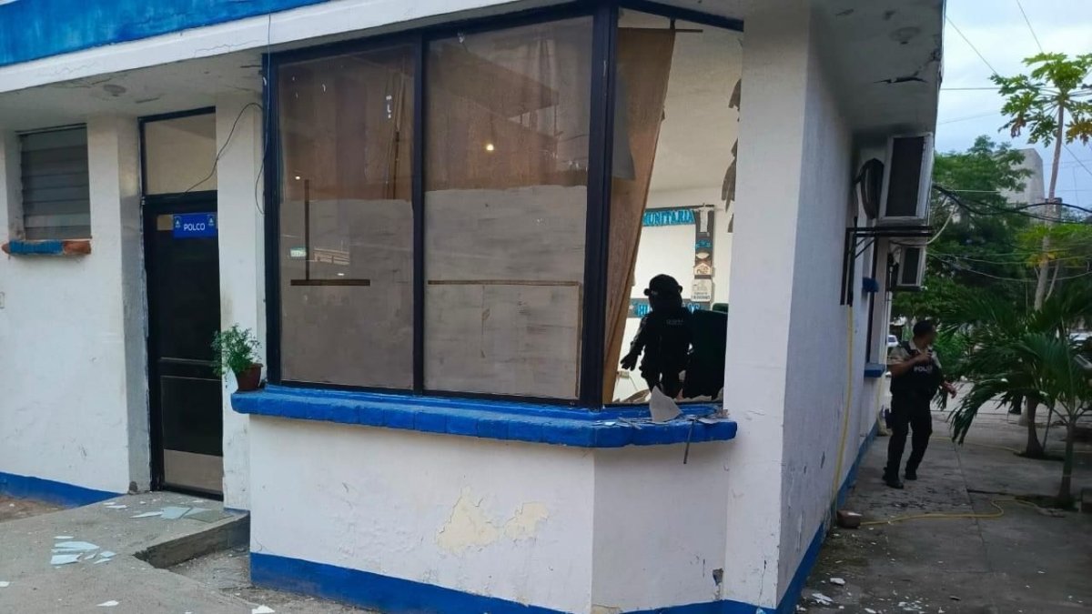 Los ventanales del lugar quedaron rotos tras la explosión