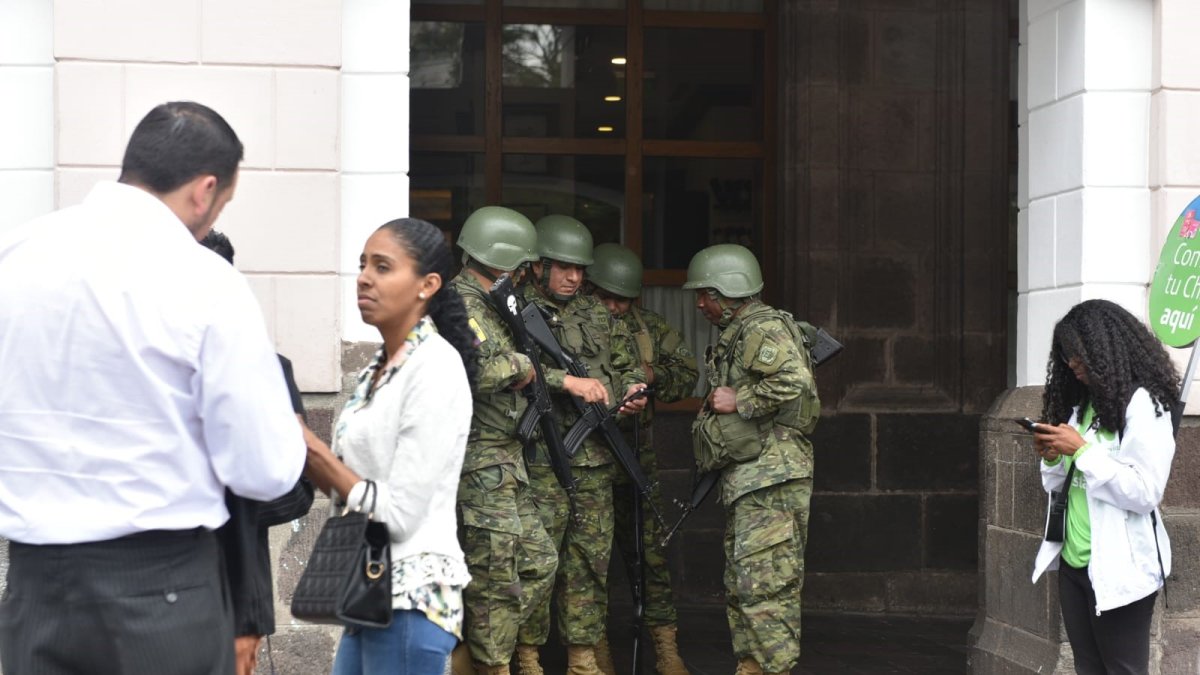 Vigilancia. La seguridad se reforzó en el Palacio de Gobierno.