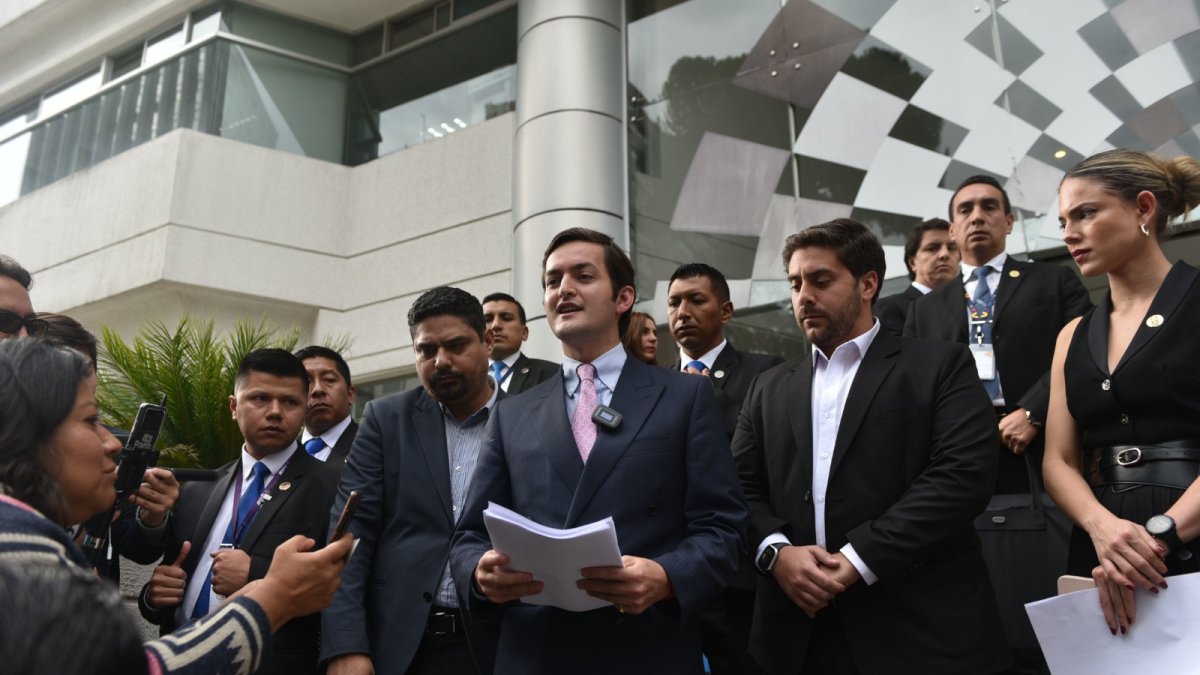 Viceministro. Esteban Torres fue hasta la Corte Constitucional para presentar las preguntas, pero no las entregó.