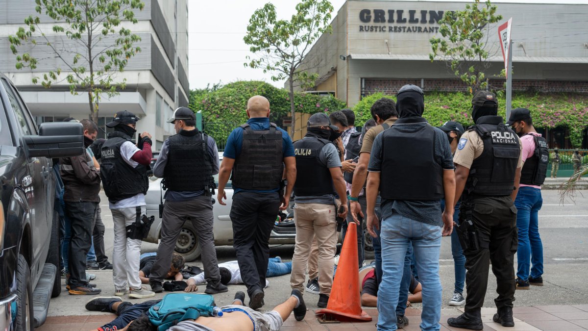 Policías detienen hoy a presuntos delincuentes a pocas cuadras de la sede del canal de televisión TC, donde encapuchados armados ingresaron y sometieron a su personal durante una transmisión en vivo, en Guayaquil (Ecuador).