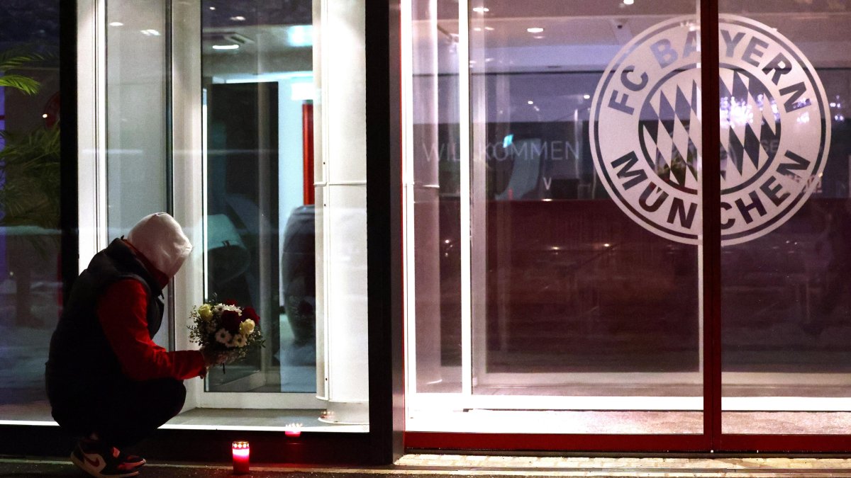 Hinchas dejaron ofrendas de flores afuera del complejo del Bayern Múnich.