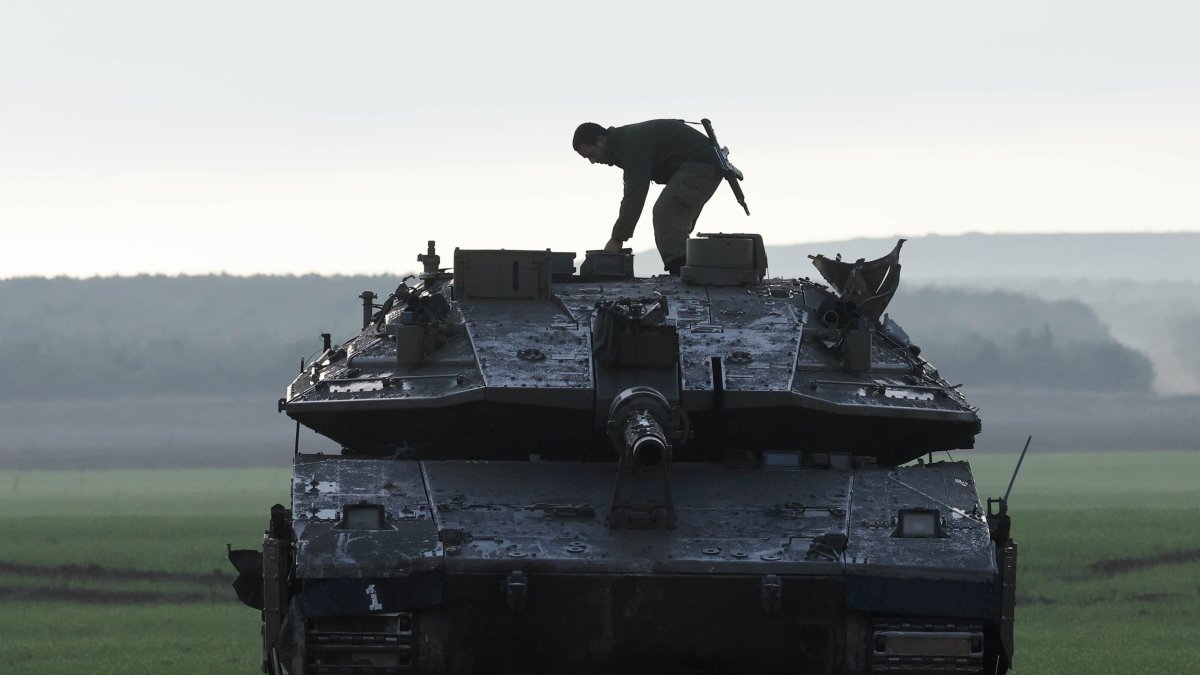Un militar israelí, aborda una tanqueta perteneciente al Ejército de Jerusalén, en algún punto de la Franja de Gaza.