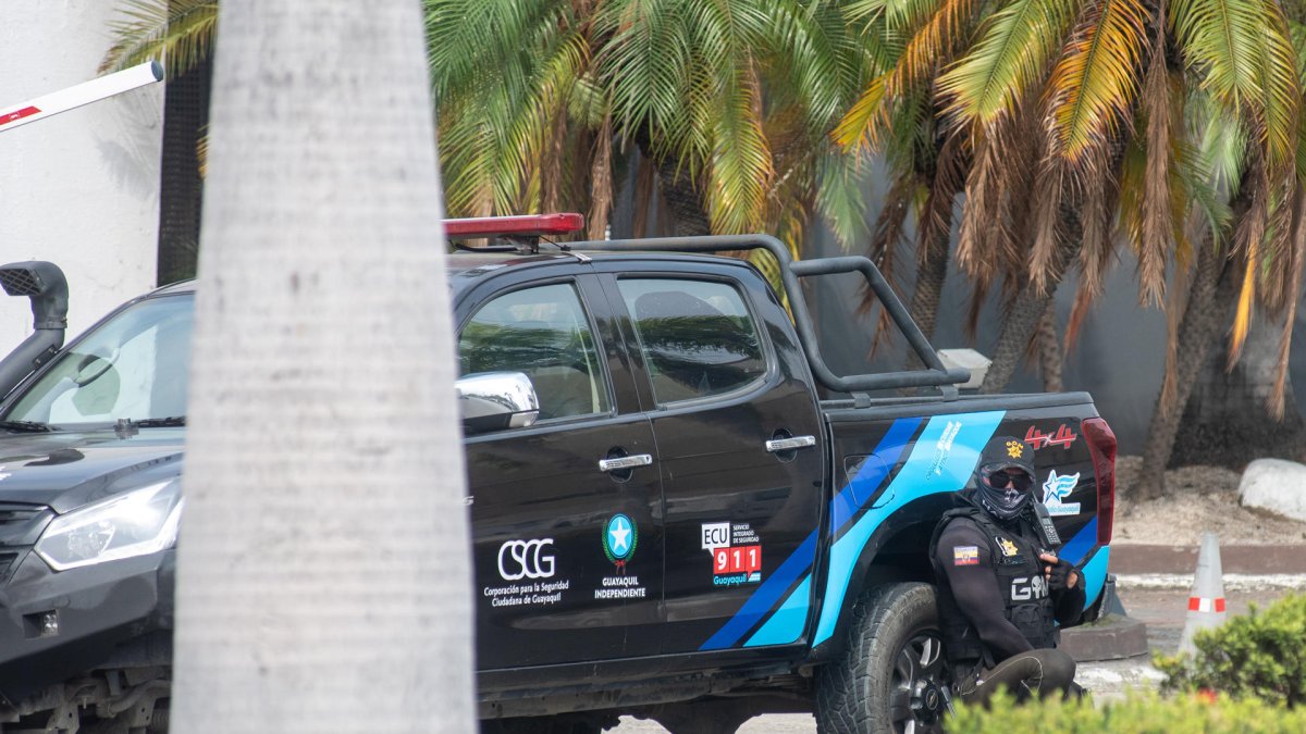 Policías realizan hoy un operativo en la sede del canal de televisión TC, donde encapuchados armados ingresaron y sometieron a su personal durante una transmisión en vivo, en Guayaquil