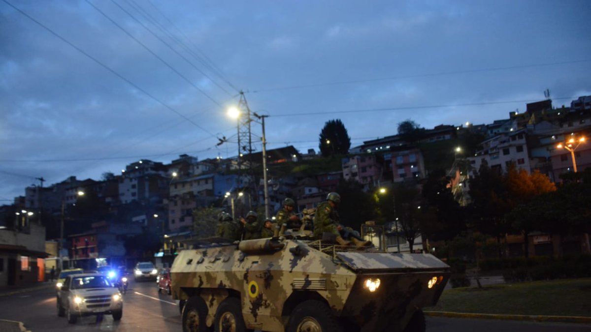 Militares recorrieron las calles de la capital.