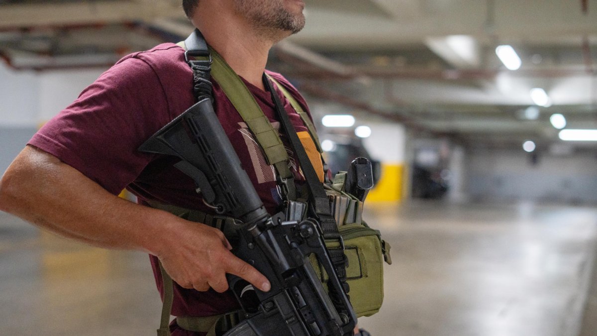 Policías participan hoy en un operativo a pocas cuadras de la sede del canal de televisión TC, donde encapuchados armados ingresaron y sometieron a su personal durante una transmisión en vivo, en Guayaquil (Ecuador).