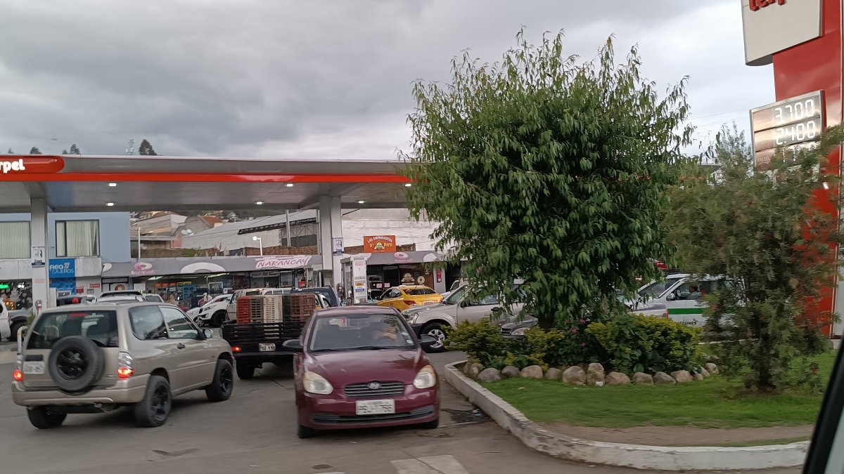 Larga fila de vehículos, de más de cinco kilómetros, ingresando a Cuenca.