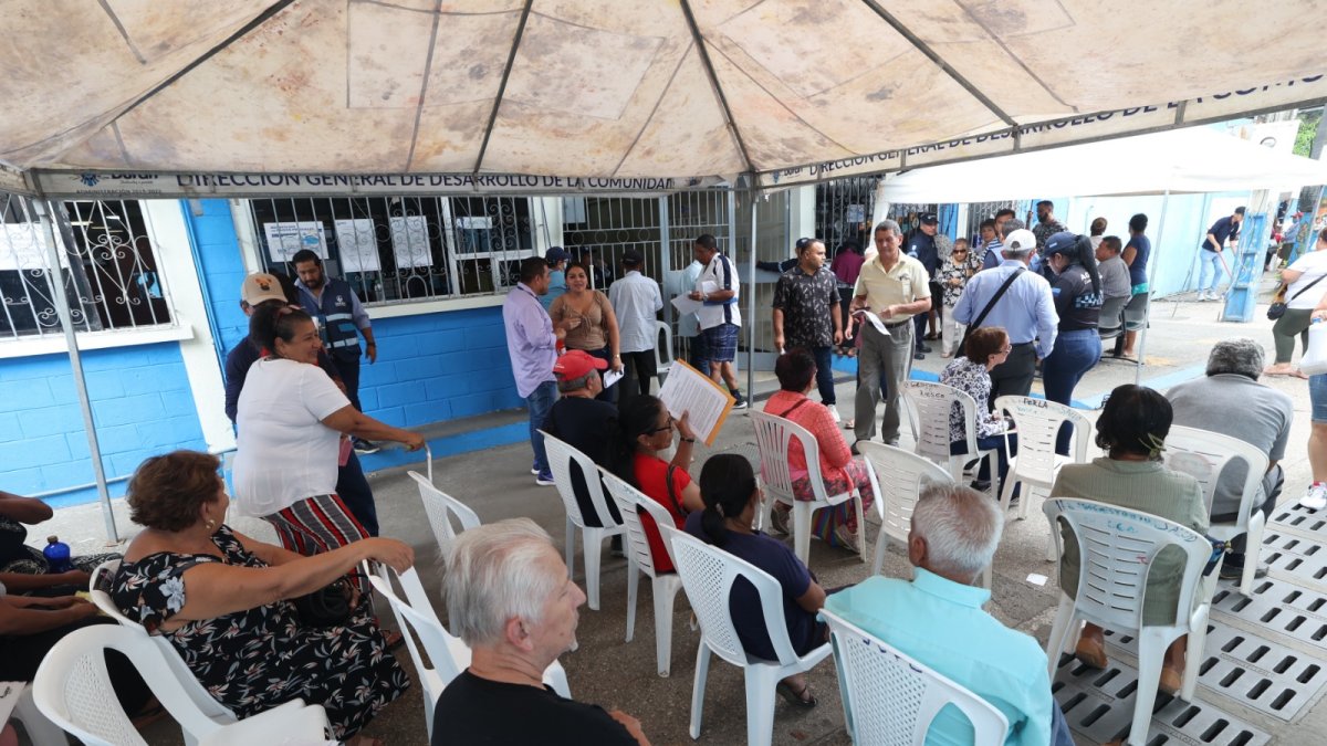 Predios. Adultos mayores han acudido al Municipio de Durán para pagar impuestos.