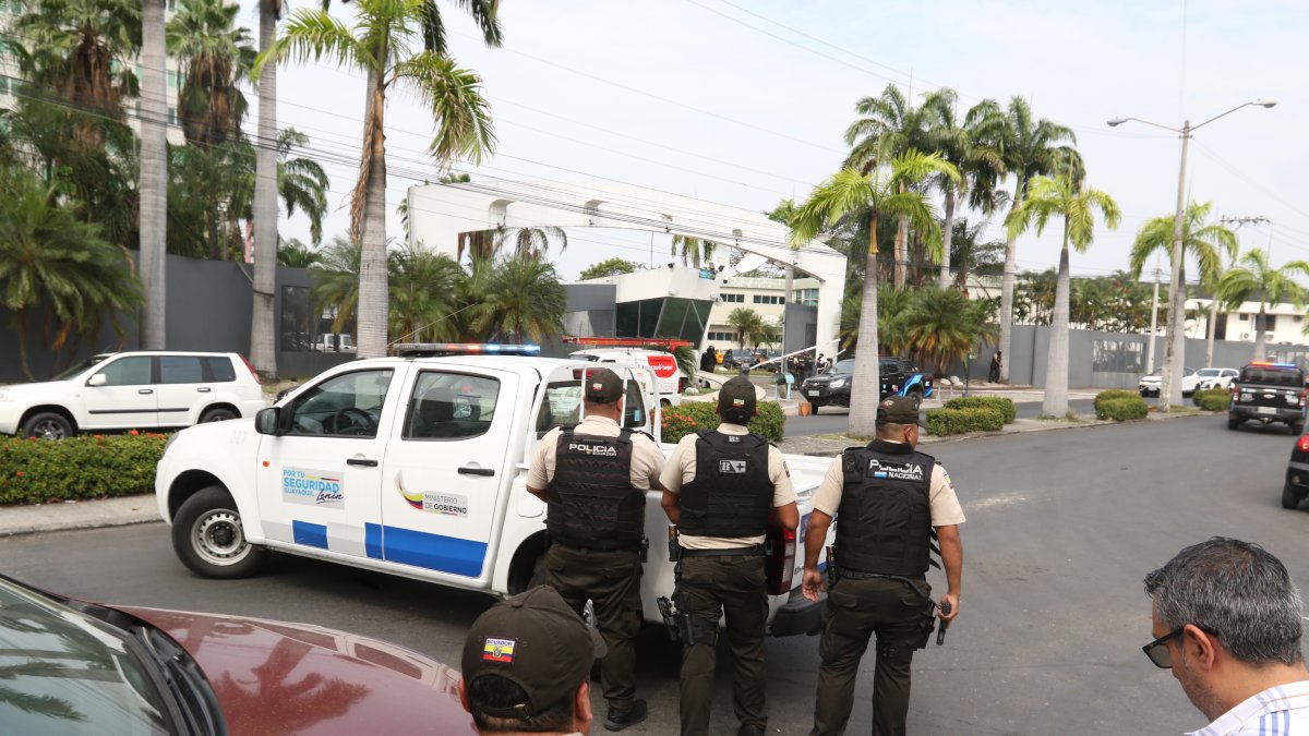 Por más de una hora se mantuvo custodiado los exteriores de las instalaciones del medio de comunicación.