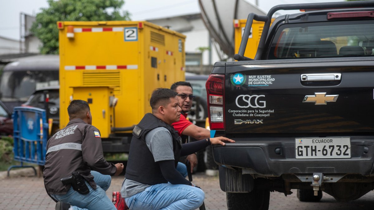 Policías realizan un operativo en la sede del canal de televisión TC, donde encapuchados armados ingresaron y sometieron a su personal durante una transmisión en vivo, en Guayaquil (Ecuador).