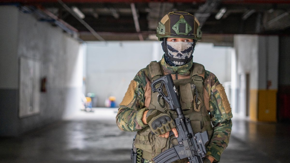 Un soldado ecuatoriano participa  en un operativo a pocas cuadras de la sede del canal de televisión TC