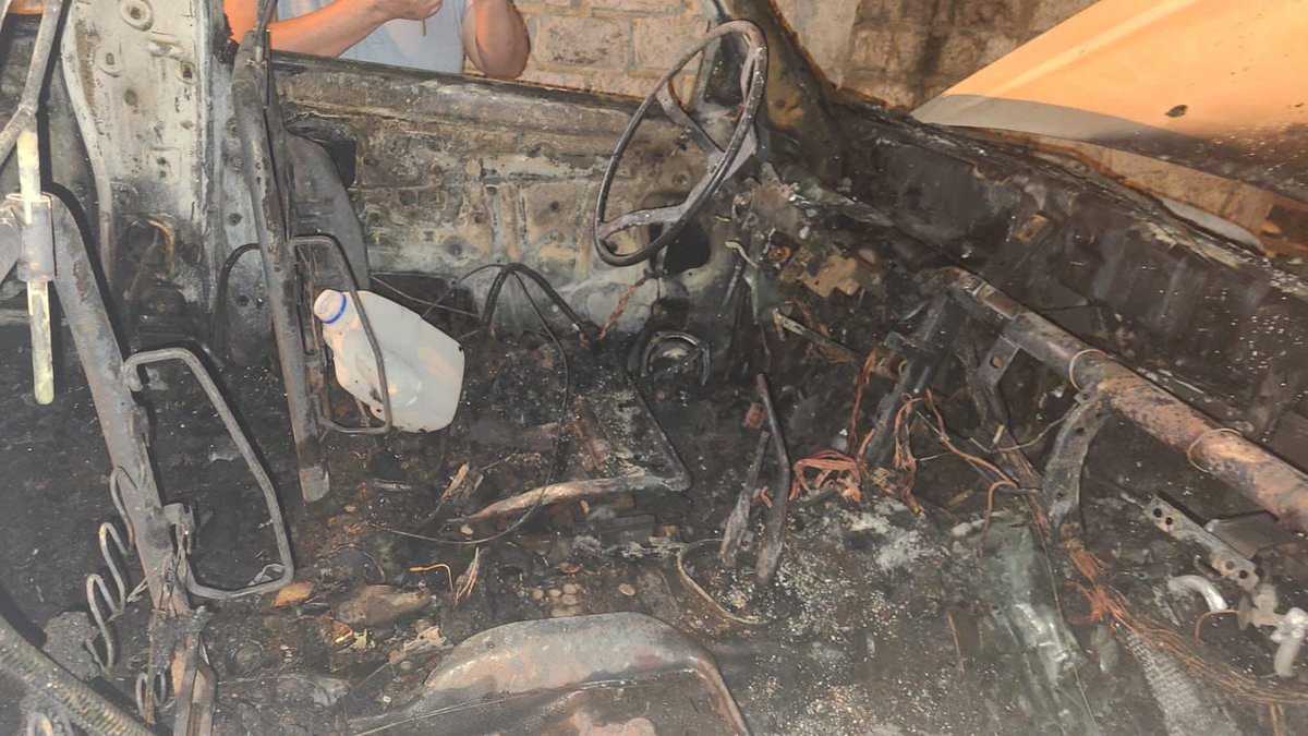 Varios vehículos fueron incinerados durante esta jornada de violencia en Loja