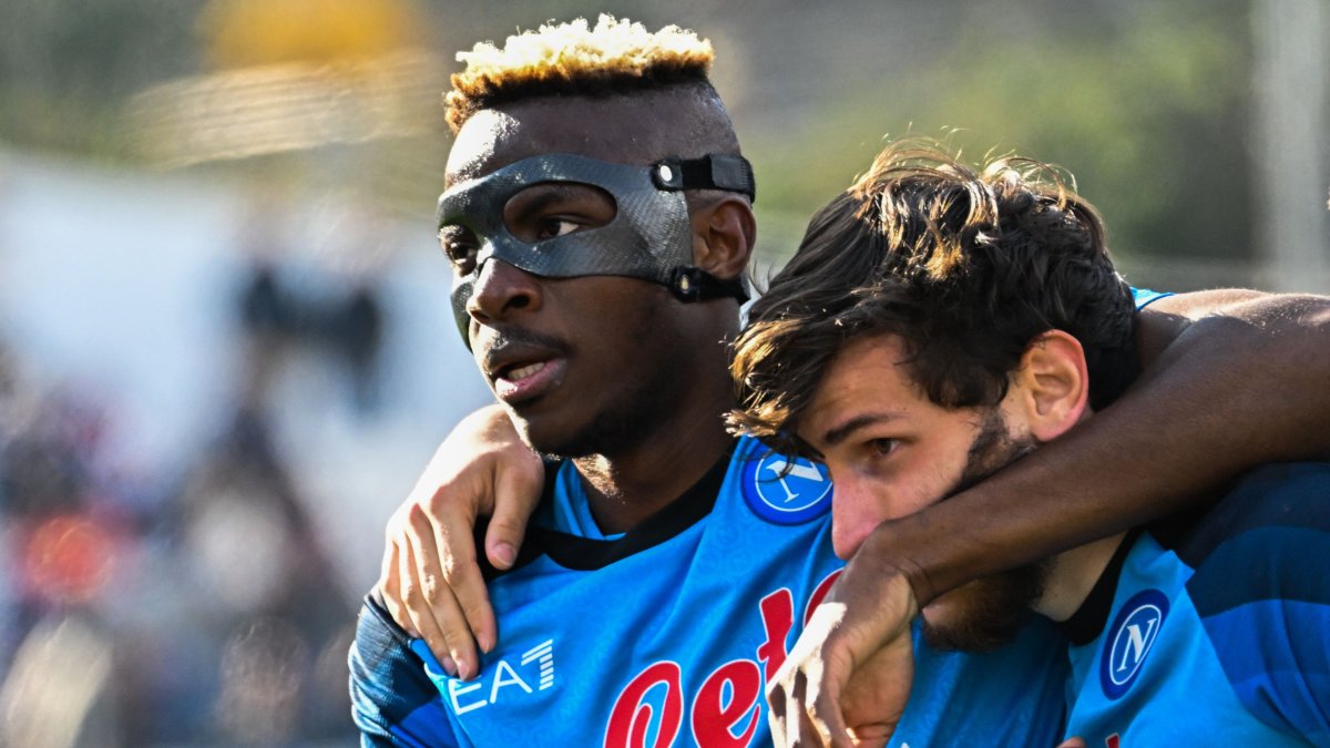 Victor Osimhen (i) celebra con Kvaratskhelia.