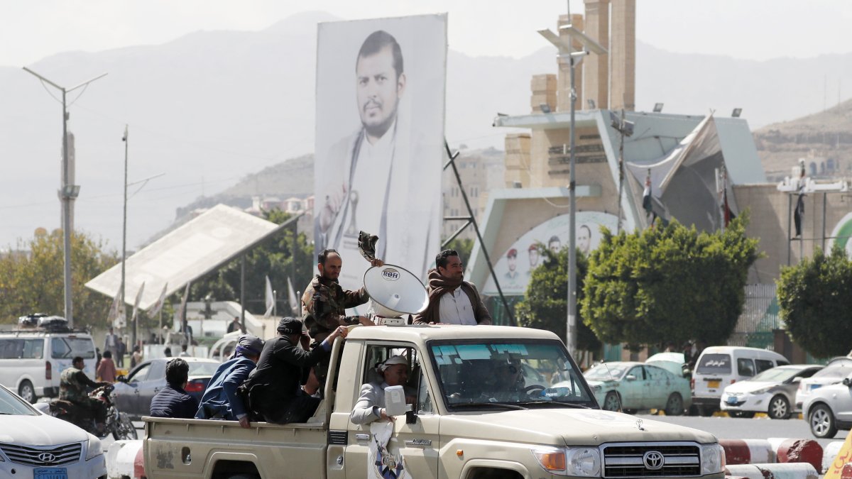Seguidores de los hutíes en Saná celebrando los ataues qne le Mar Rojo.