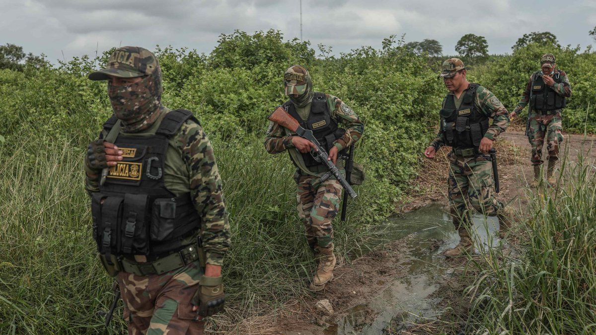 Miembros de la policía de Perú en la frontera de Perú, en una fotografía de archivo