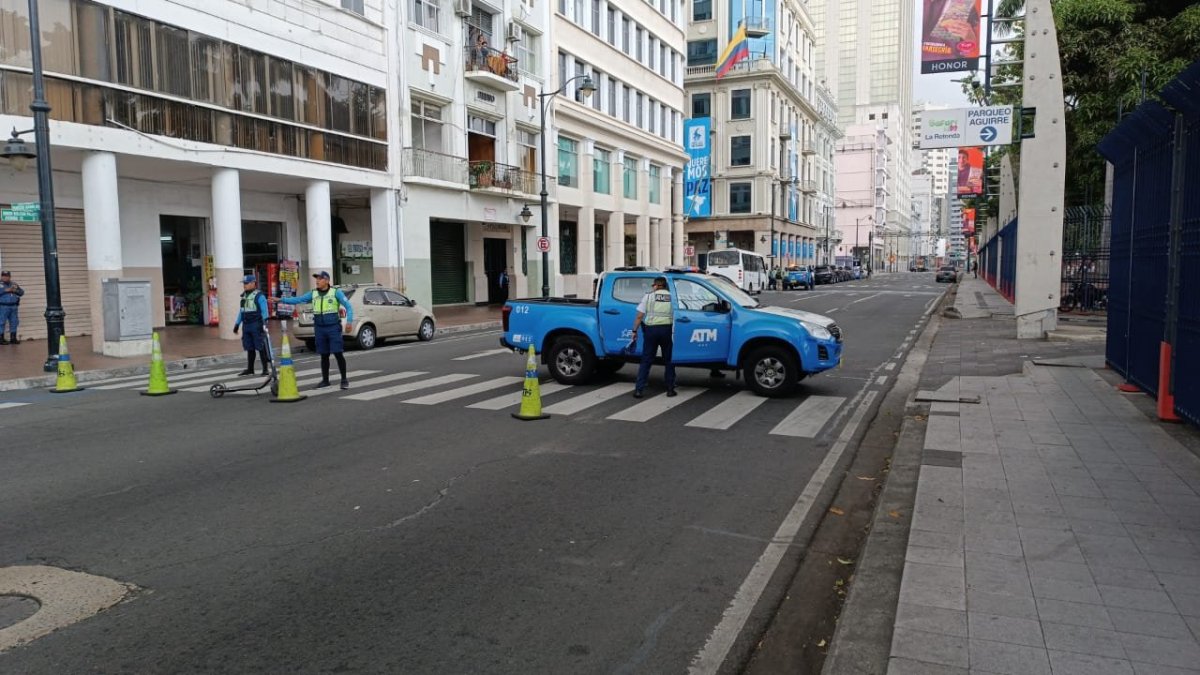 Agentes de tránsito bloquean el acceso por esta vía.