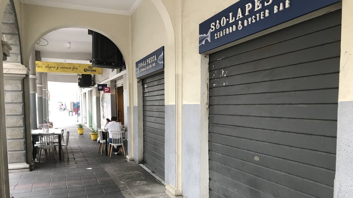 Los locales que están abiertos, funcionan a media llave.