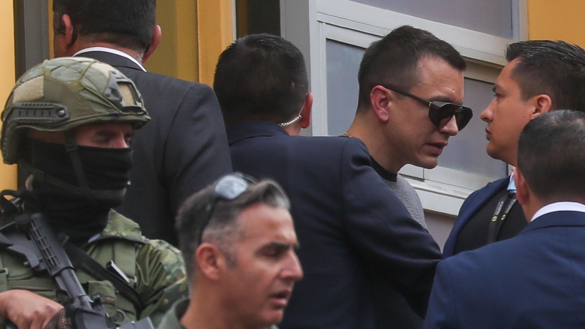 El presidente de Ecuador, Daniel Noboa, sale de una estación de radio donde ofreció declaraciones sobre la reciente ola de violencia en el país, hoy, en Quito (Ecuador).