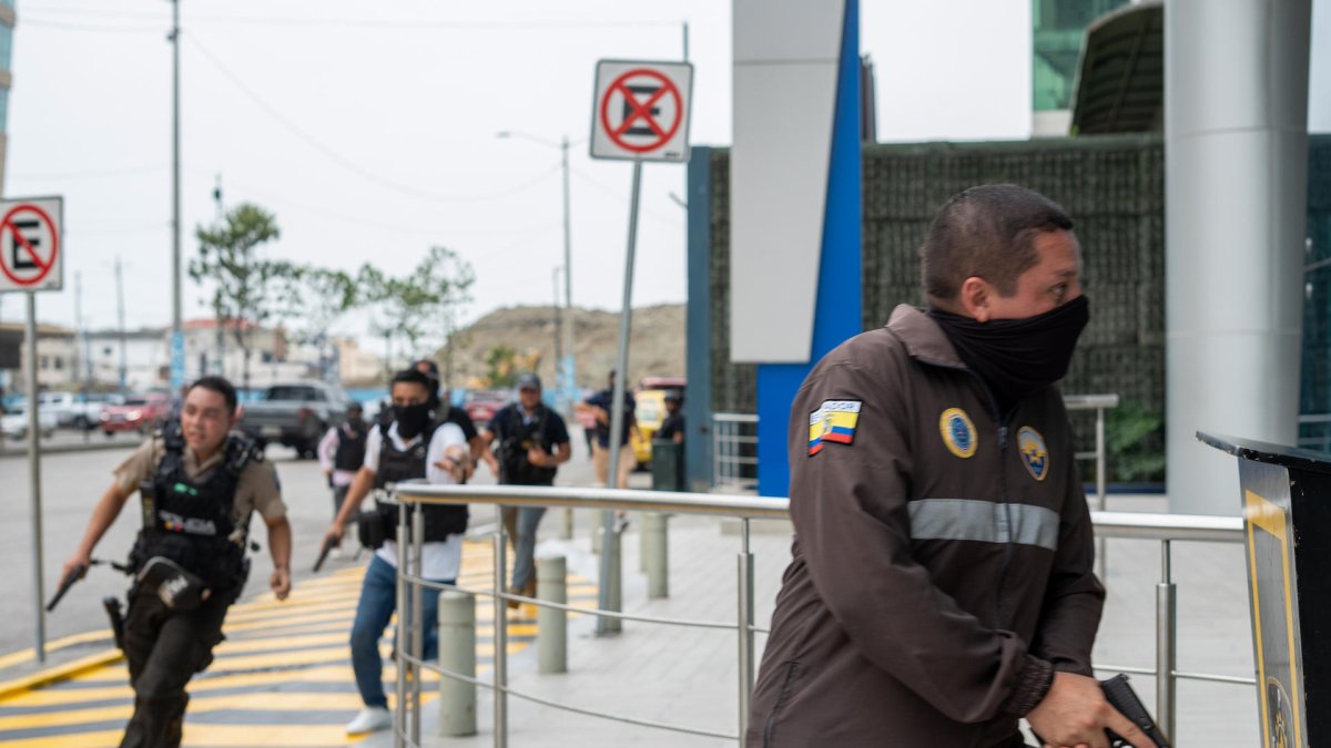Policías persiguen a un presunto delincuente a pocas cuadras de la sede del canal de televisión TC