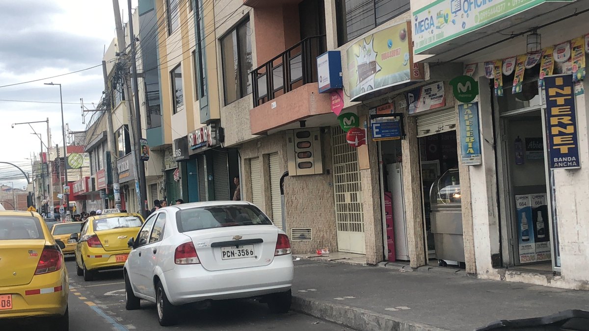 CIUDAD. Los centros de abastos atienden por una sola puerta de ingreso.
