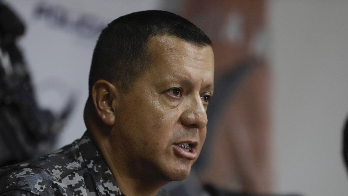 El comandante de la Policía Metropolitana de Guayaquil, general Víctor Herrera Leiva, habla en una rueda de prensa hoy, en Guayaquil (Ecuador).