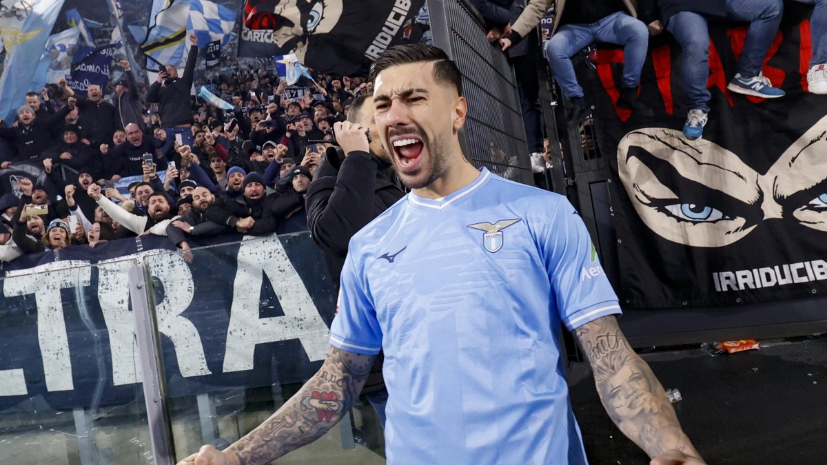 Mattia Zaccagni celebra tras ganar el partido de fútbol de cuartos de final de Coppa Italia entre Lazio y Roma.
