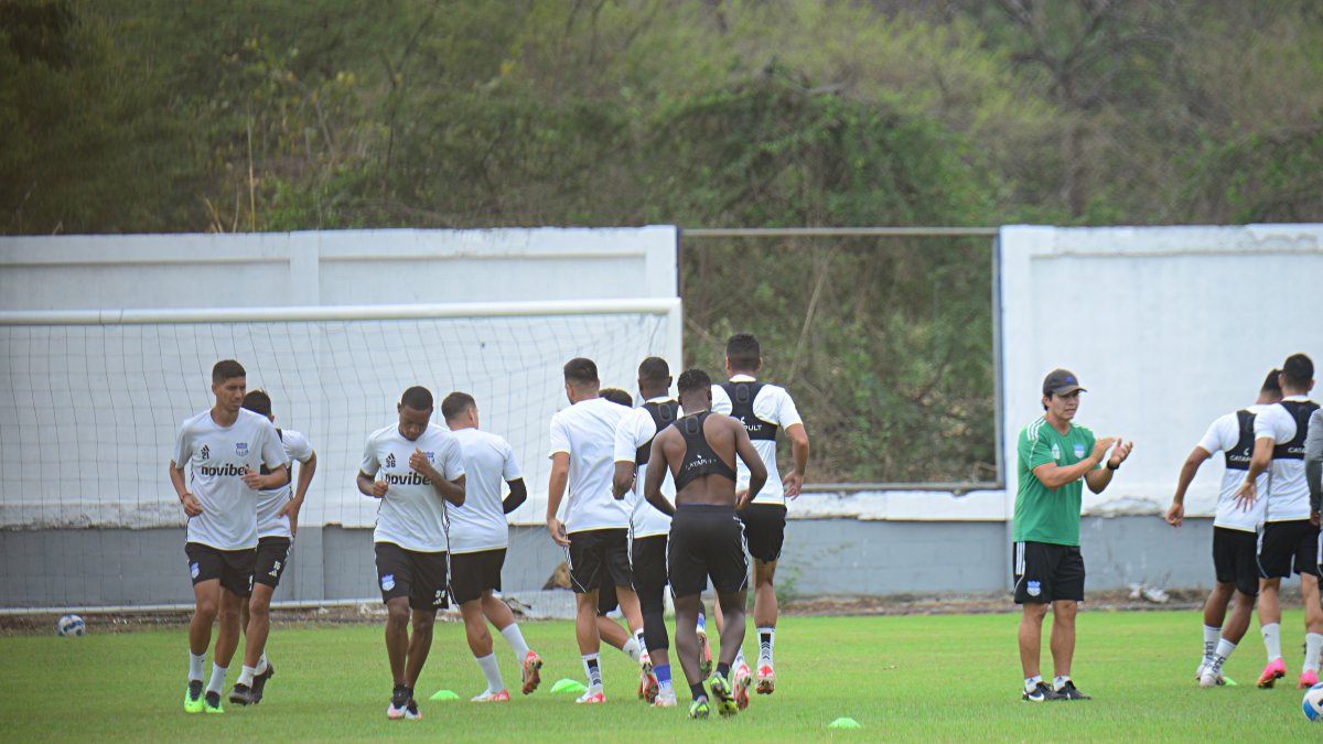 Los jugadores de Emelec se realizaron los chequeos médicos la mañana de ayer en el polideportivo de Los Samanes, al norte de Guayaquil.