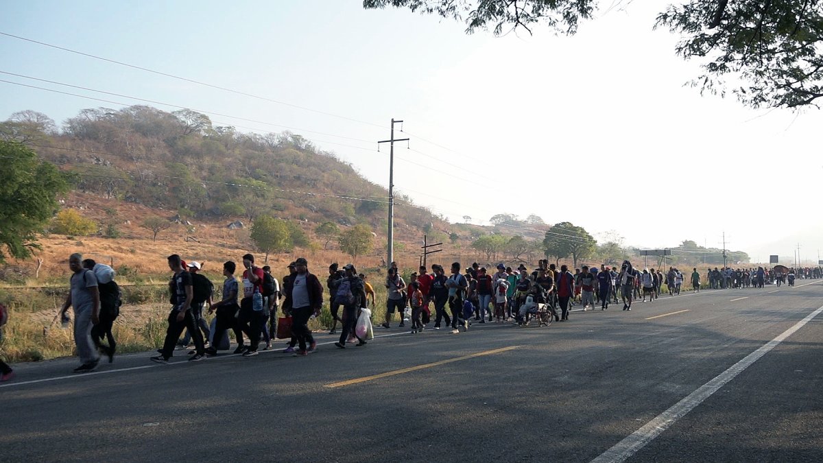 Migrantes caminan durante una caravana que se dirige a la frontera con Estados Unidos hoy, en el municipio de San Pedro Tapanatepec en el estado de Oaxaca (México).